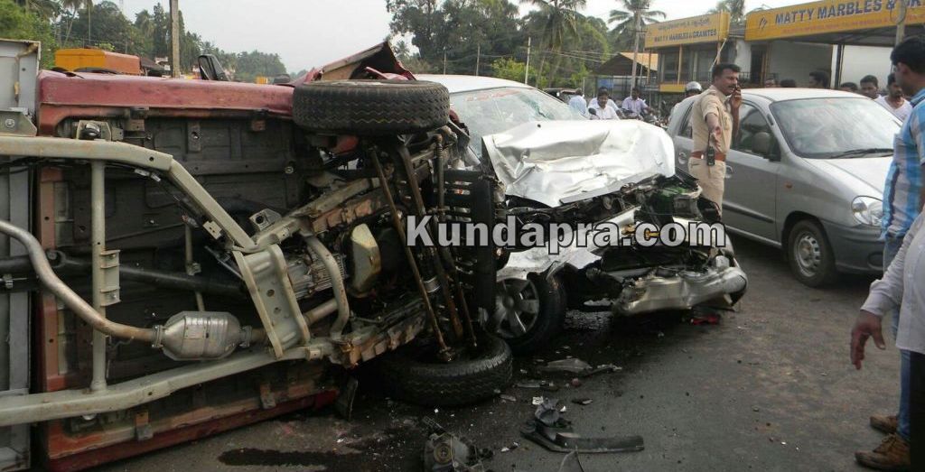 Insulator-innova accident. One spot two injured (5)