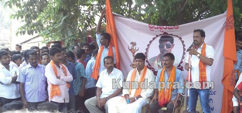 VHP, Bajrang Dal and Sanskara Bharati near Shastri circle Kundapura (2)