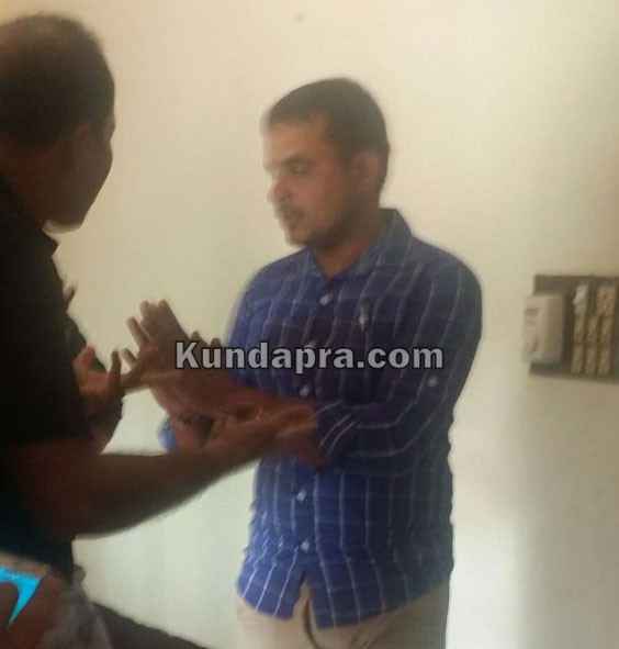 Byndoor Station Police Constable cought red hand with lady in Shiruru (2)