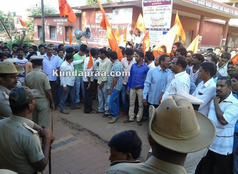 News Tallur Protest2
