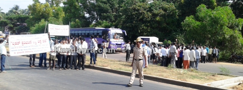 Protest for removing Kumbashi divider (3)