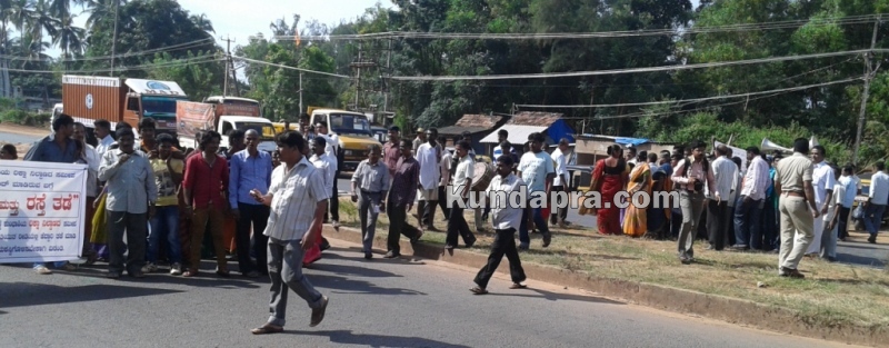 Protest for removing Kumbashi divider (4)