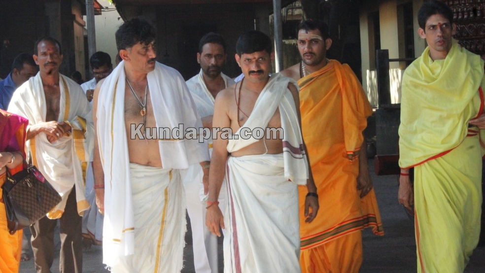 Karnataka Energy Minister D.K. Shivakumar Visited Kolluru temple with his wife and pays Chandika yaga (6)