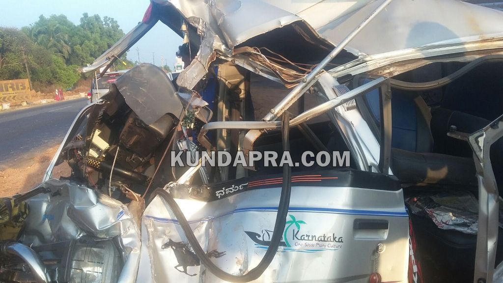 Mullikatte Accident bus and omni one spot (2)