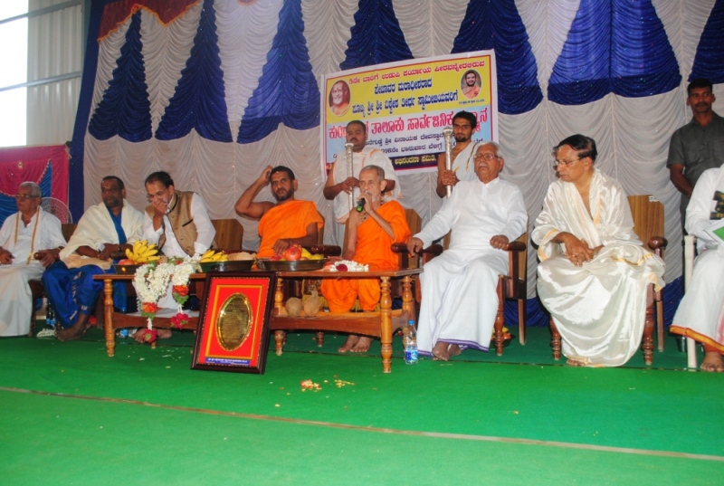 News_Pejavara shree honor at Kumbashi10