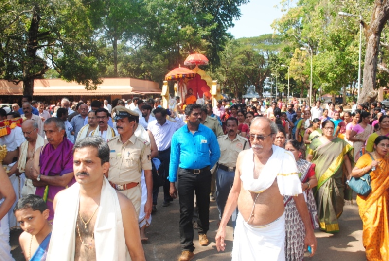 News_Pejavara shree honor at Kumbashi3