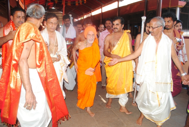 News_Pejavara shree honor at Kumbashi4