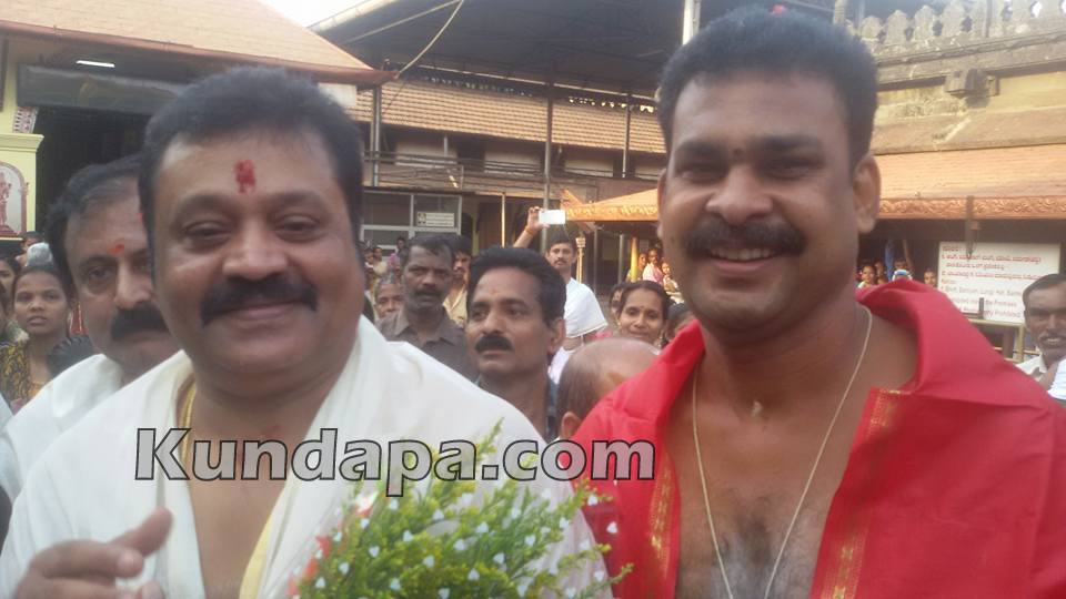 Kerala Malayalam film star Suresh Gopi Visited Kollur temple (2)