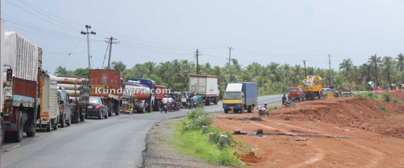traffic jam in Hemmady muvattumudi while lifting a felled lory from river (1)