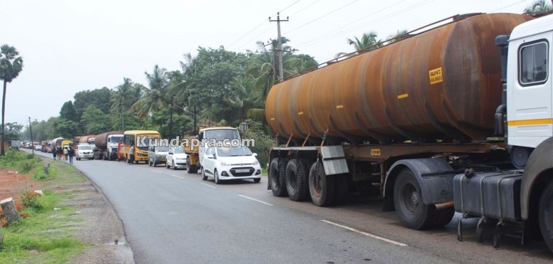 traffic jam in Hemmady muvattumudi while lifting a felled lory from river (2)