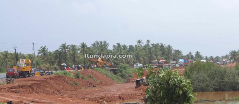 traffic jam in Hemmady muvattumudi while lifting a felled lory from river (3)