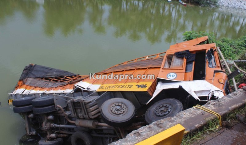 traffic jam in Hemmady muvattumudi while lifting a felled lory from river (4)
