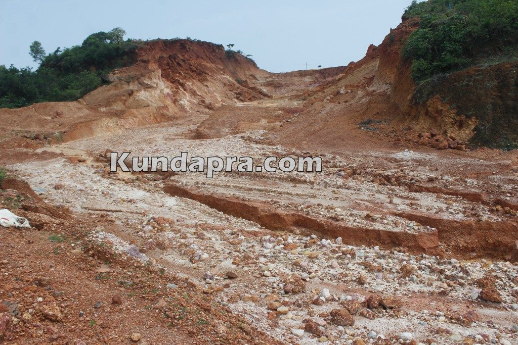 Byndoor MLA Gopal Poojary Visited places where agricultural land harmed (6)