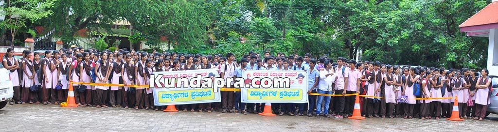 Karnataqka vidyarthi parishat protest in kundappur bus delay (1)