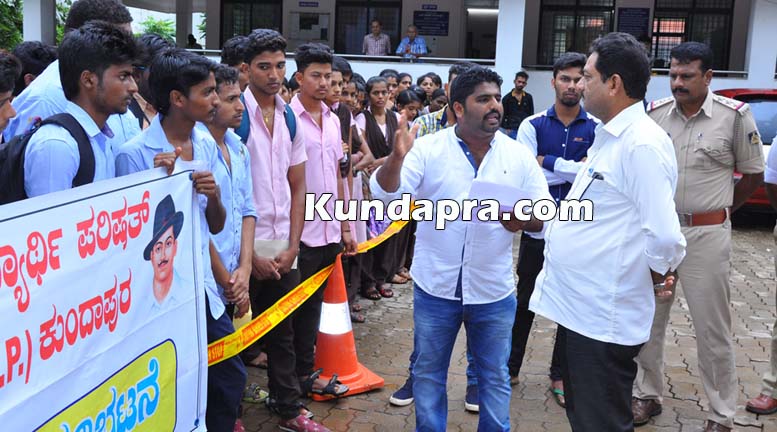 Karnataqka vidyarthi parishat protest in kundappur bus delay (3)