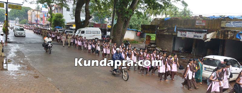 Karnataqka vidyarthi parishat protest in kundappur bus delay (4)