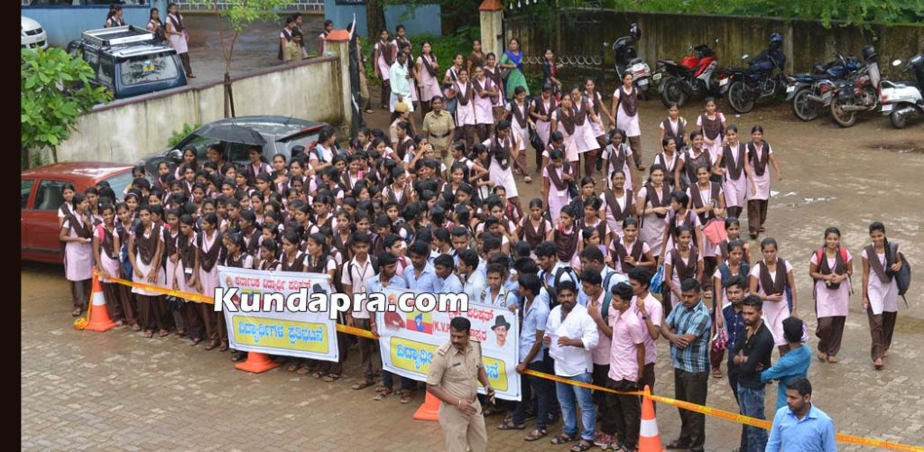 Karnataqka vidyarthi parishat protest in kundappur bus delay (5)