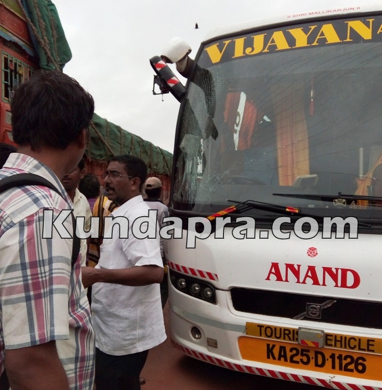 Uppunda KSRTC bus and VRL Bus accident. student spotout (1)