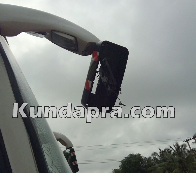 Uppunda KSRTC bus and VRL Bus accident. student spotout (3)