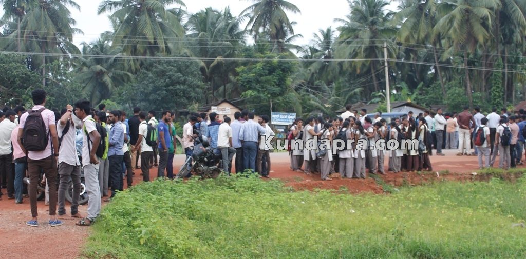 Uppunda KSRTC bus and VRL Bus accident. student spotout (5)