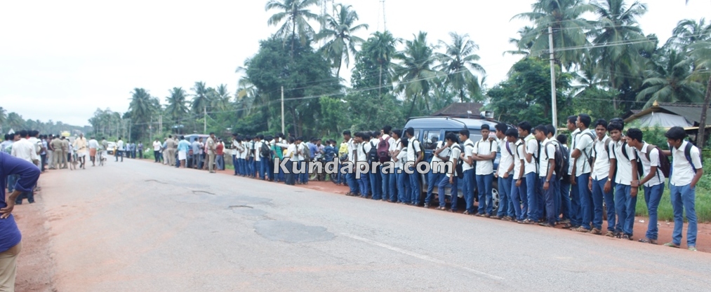 Uppunda KSRTC bus and VRL Bus accident. student spotout (6)