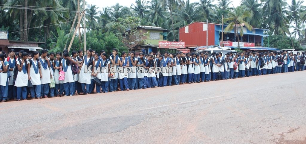 Uppunda KSRTC bus and VRL Bus accident. student spotout (7)