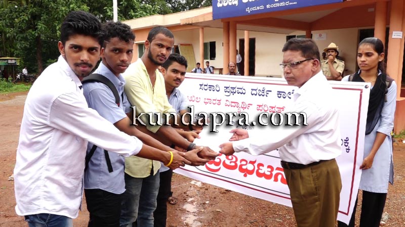 news ABVP protest in Byndoor regarding Dysp Ganapathi death1.png