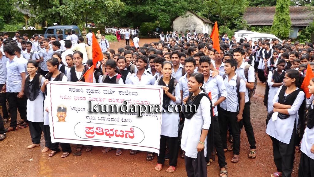 news ABVP protest in Byndoor regarding Dysp Ganapathi death3.png