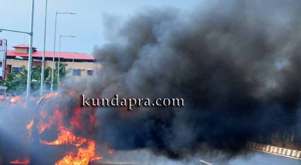Kundapura dinesh gode car met in fire accident - dinesh safe (1)