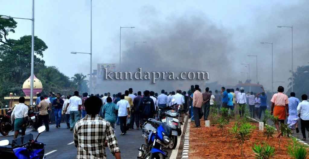 Kundapura dinesh gode car met in fire accident - dinesh safe (2)
