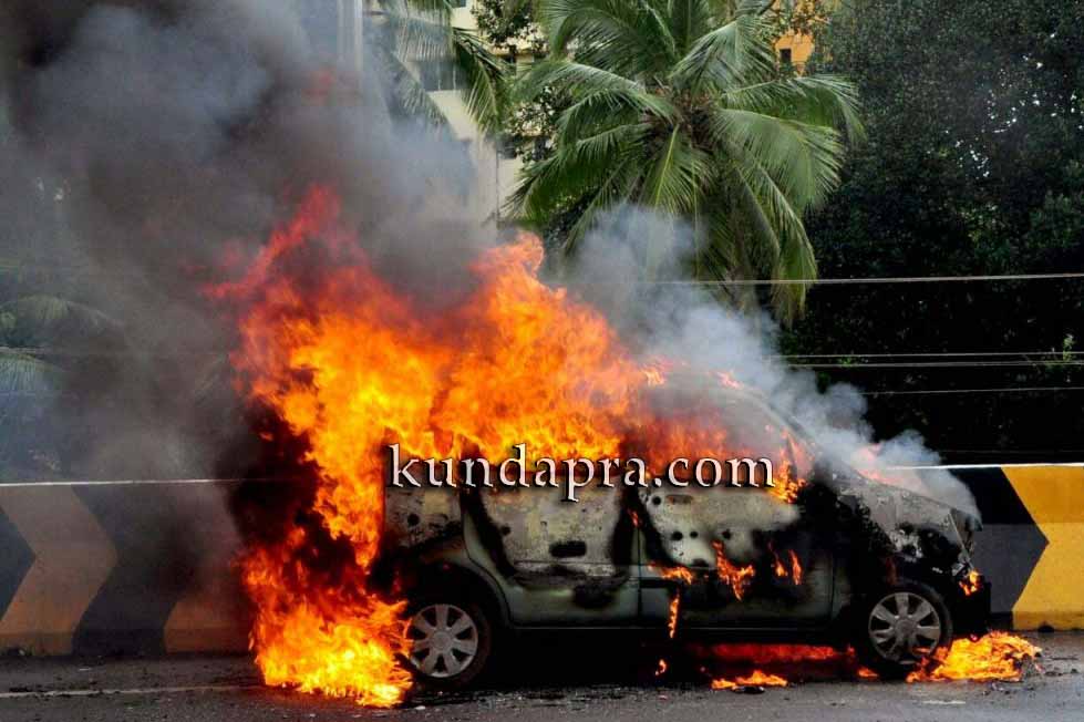 Kundapura dinesh gode car met in fire accident - dinesh safe (3)