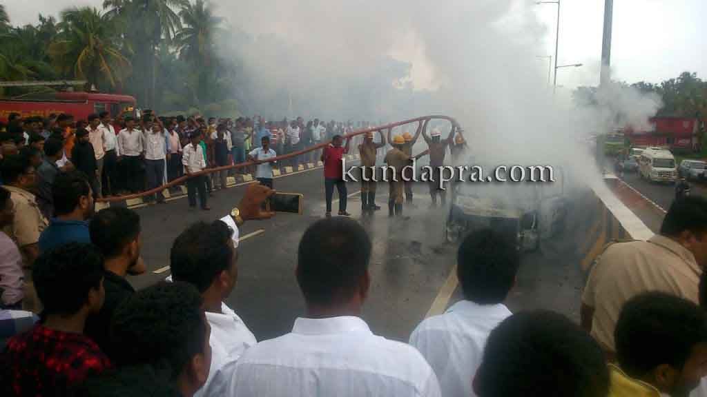 Kundapura dinesh gode car met in fire accident - dinesh safe (4)