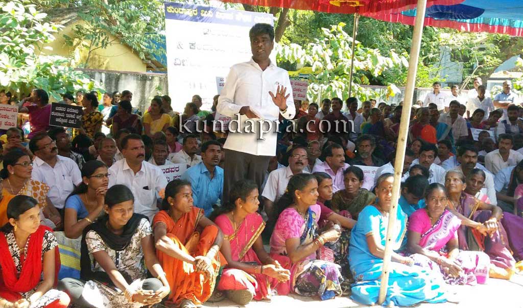 news-shrinivas-poojary-protest