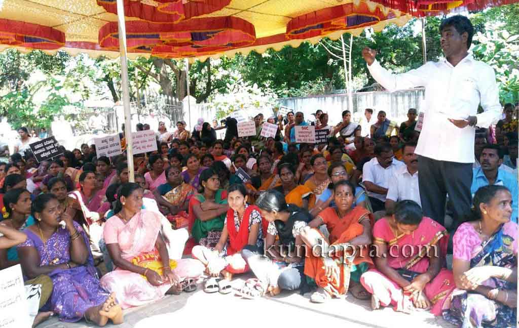news-shrinivas-poojary-protest3