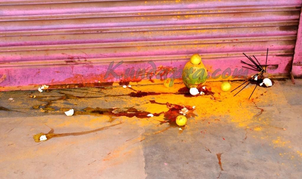 ಅಂಗಡಿ ಮುಂದೆ ಮಾಟ ಮಂತ್ರ. ವಿಜ್ಞಾನ ಶಿಕ್ಷಕನ ಮುಂದೆ ನಡೆಯಲಿಲ್ಲ ತಂತ್ರ