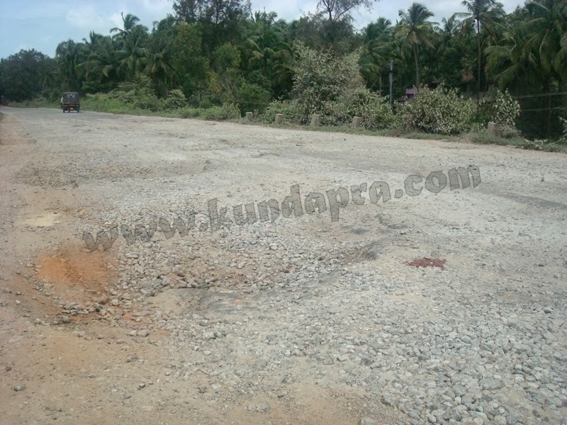 ಮುಳ್ಳಿಕಟ್ಟೆ-ಕುಂದಾಪುರ ಪಯಣ ಅನುಚಿತ. ಧೂಳು ಮಾತ್ರ ಉಚಿತ.