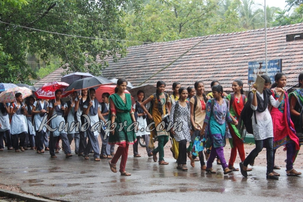 ಅಕ್ಷತಾ ಸಾವು: ಎರಡನೇ ದಿನವೂ ಮುಂದುವರಿದ ವಿದ್ಯಾರ್ಥಿಗಳ ಪ್ರತಿಭಟನೆ