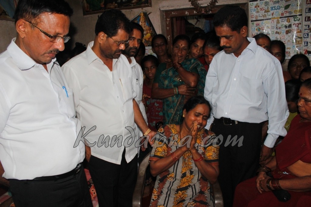 ಅಕ್ಷತಾ ಕುಟುಂಬಕ್ಕೆ ನವೋದಯ ಟ್ರಸ್ಟ್ನಿಂದ 1ಲಕ್ಷ ರೂ. ಹಸ್ತಾಂತರ