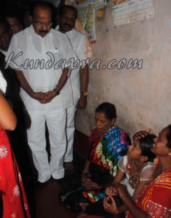 ಮೃತ ಅಕ್ಷತಾ ಮನೆಗೆ ಮಾಜಿ ಸಚಿವ ವೀರಪ್ಪ ಮೊಯ್ಲಿ ಭೇಟಿ