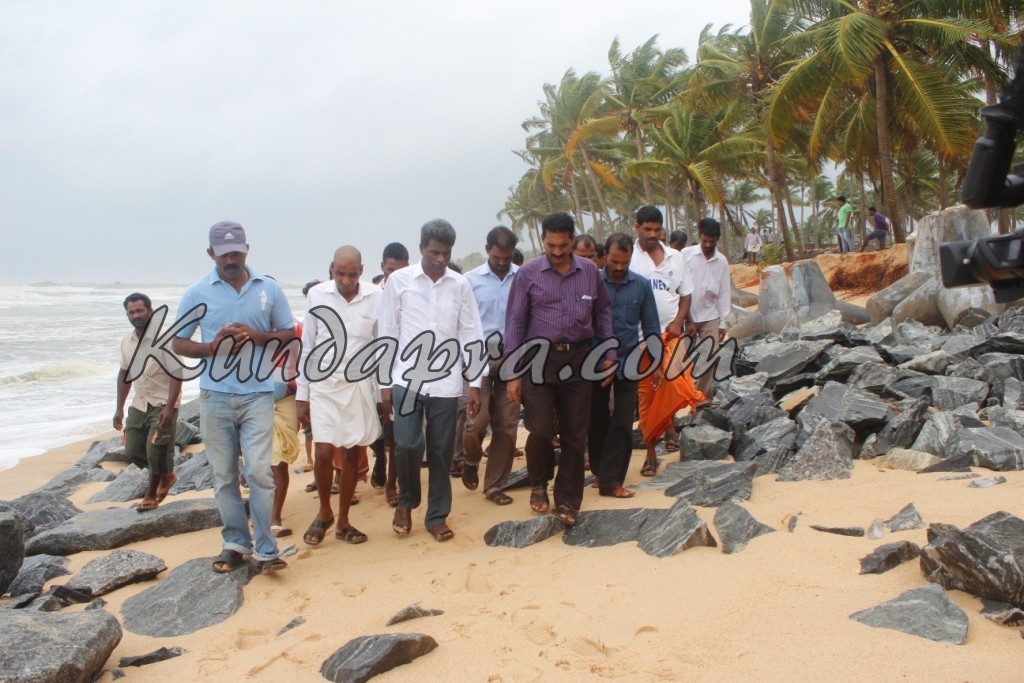 ಮರವಂತೆ: ಕಡಲ್ಕೊರೆತ ಪ್ರದೇಶಕ್ಕೆ ಶ್ರೀನಿವಾಸ ಪೂಜಾರಿ ಭೇಟಿ