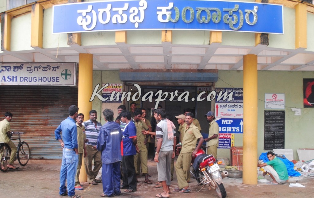 ಅಧಿಕಾರಿಯ ವರ್ಗಾವಣೆ: ಪೌರ ಕಾರ್ಮಿಕರಿಂದ ಪ್ರತಿಭಟನೆ