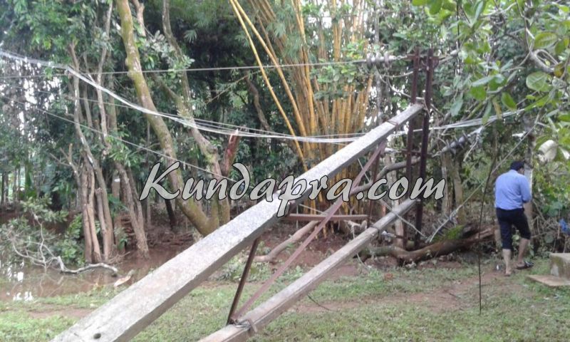 ಮಳೆಗೆ ವಿದ್ಯುತ್ ಕಂಬಗಳಿಗೆ ಹಾನಿ