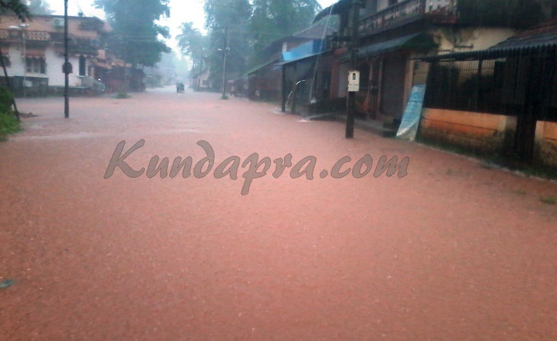 ಮಳೆ ಅಬ್ಬರಕ್ಕೆತತ್ತರಿಸಿದ ಕುಂದಾಪುರ, ಹಲವು ಪ್ರದೇಶಗಳು ಜಲಾವೃತ