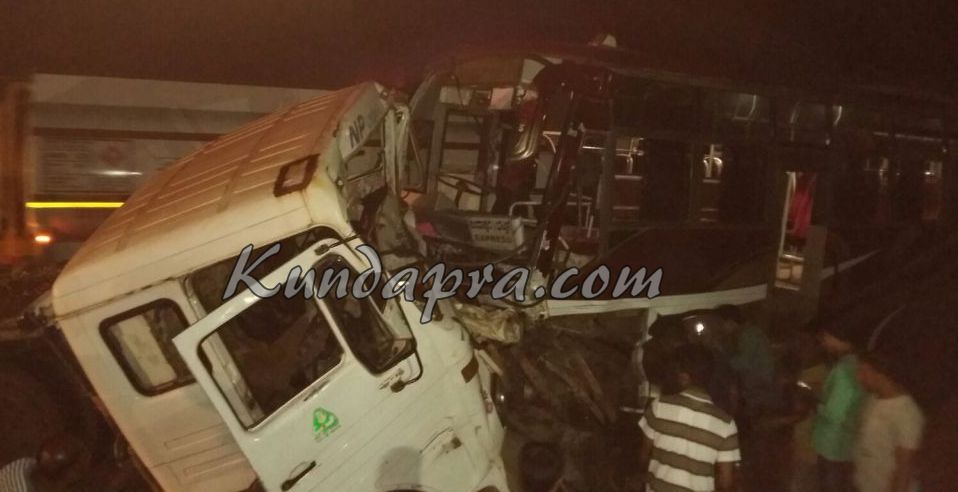 ಬಸ್-ಟ್ರಕ್ ಅಪಘಾತ: ಒಬ್ಬ ಗಂಭೀರ, 12 ಮಂದಿಗೆ ಗಾಯ