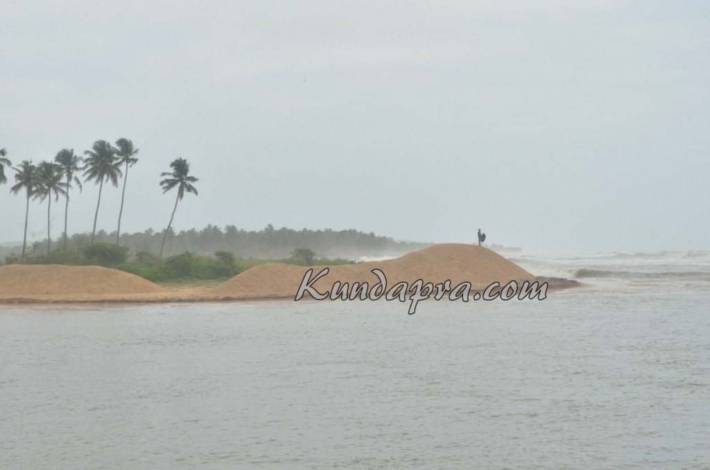 ಉಪ್ಪುಂದ ಮಡಿಕಲ್, ಅಳ್ವೆಗದ್ದೆ ಕಡಲತೀರ. ಬೈಂದೂರು ಚರ್ಚ್ಗುಡ್ಡ