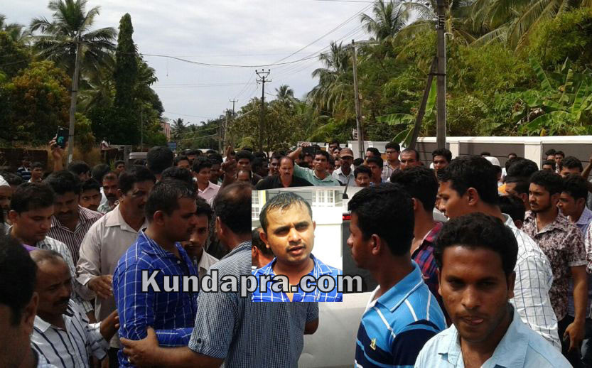 ಮಹಿಳೆಯೊಂದಿಗೆ ಸಿಕ್ಕಿಬಿದ್ದ ಪೊಲೀಸ್ ಪೇದೆಗೆ ಸ್ಥಳೀಯರಿಂದ ಧರ್ಮದೇಟು