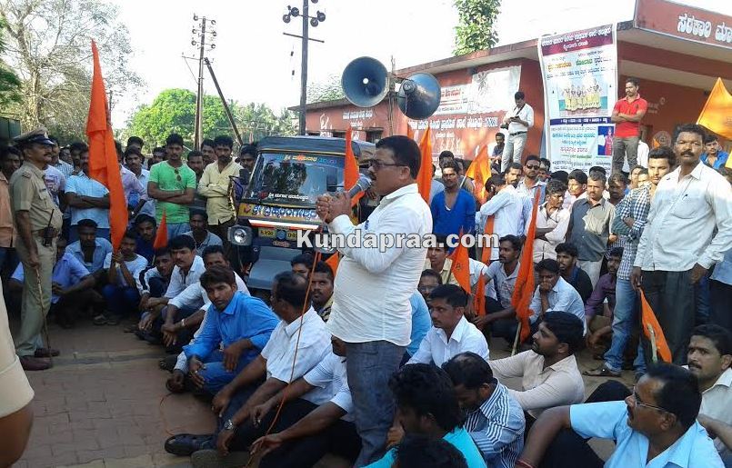 ಭವಗಧ್ವಜ ತೆರವು ವಿವಾದ: ಹಿಂದೂಪರ ಸಂಘಟನೆಗಳ ಆಕ್ರೋಶ. ತಲ್ಲೂರಿನಲ್ಲಿ ಬೃಹತ್ ಪ್ರತಿಭಟನೆ