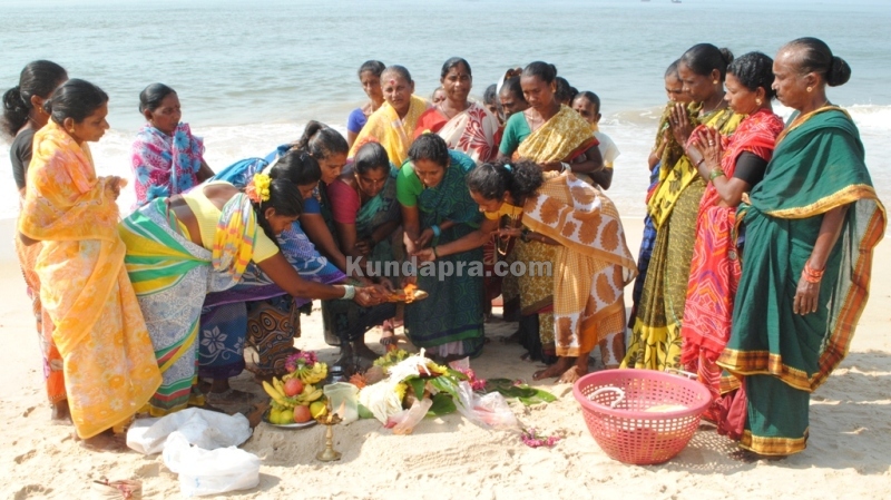 ಮತ್ಸ್ಯ ಸಂಪತ್ತಿಗಾಗಿ ಮಹಿಳೆಯರಿಂದ ಸಮುದ್ರ ಪೂಜೆ
