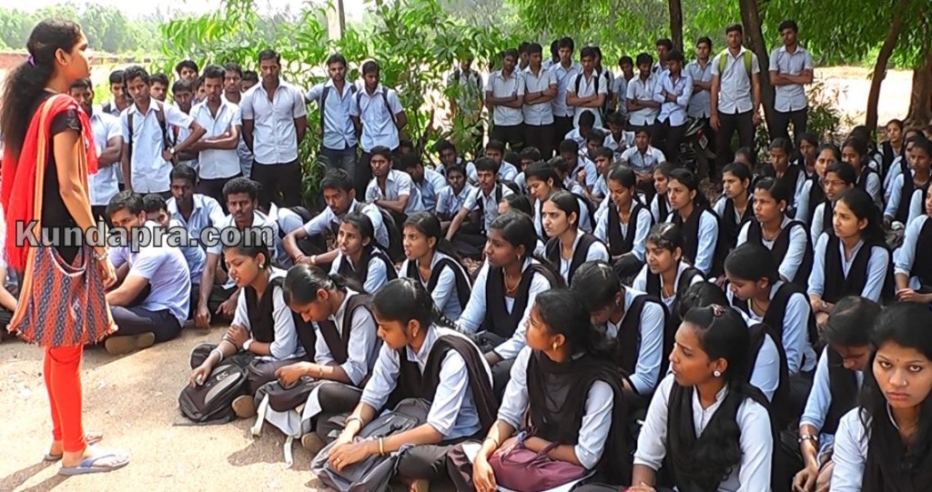 ಬೈಂದೂರು: ಪಾಠ ಮಾಡಲು ಉಪನ್ಯಾಸಕರಿಲ್ಲ. ವಿದ್ಯಾರ್ಥಿಗಳ ಪ್ರತಿಭಟನೆ