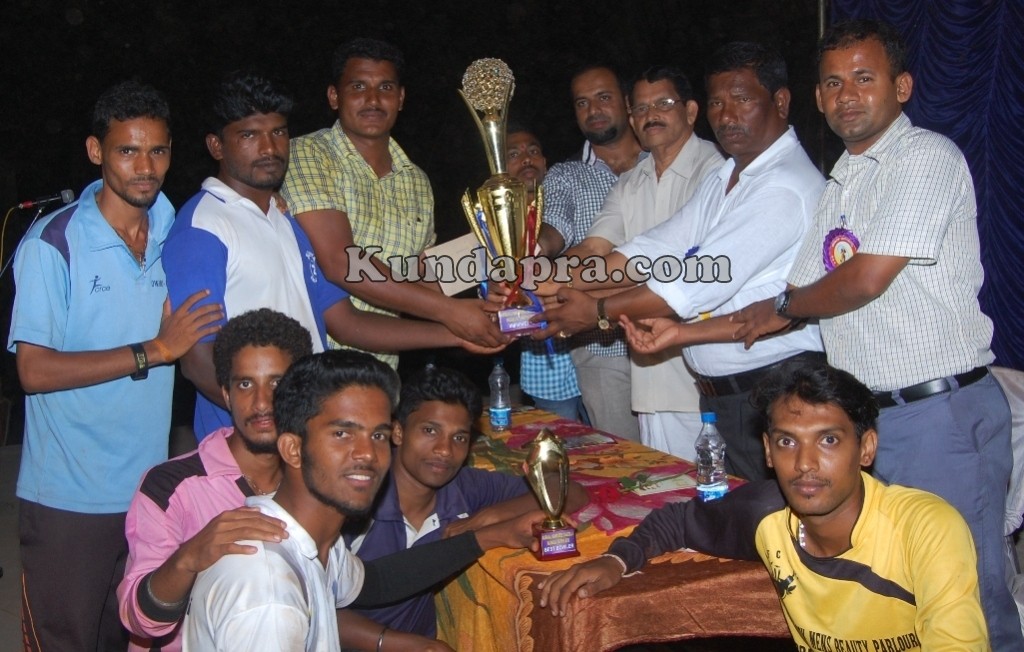 ನ್ಯೂ ವೀರಕೇಸರಿ ಗಂಗೊಳ್ಳಿ ತಂಡಕ್ಕೆ ಕರಾವಳಿ ವಾರಿಯರ್ಸ್ ಟ್ರೋಫಿ